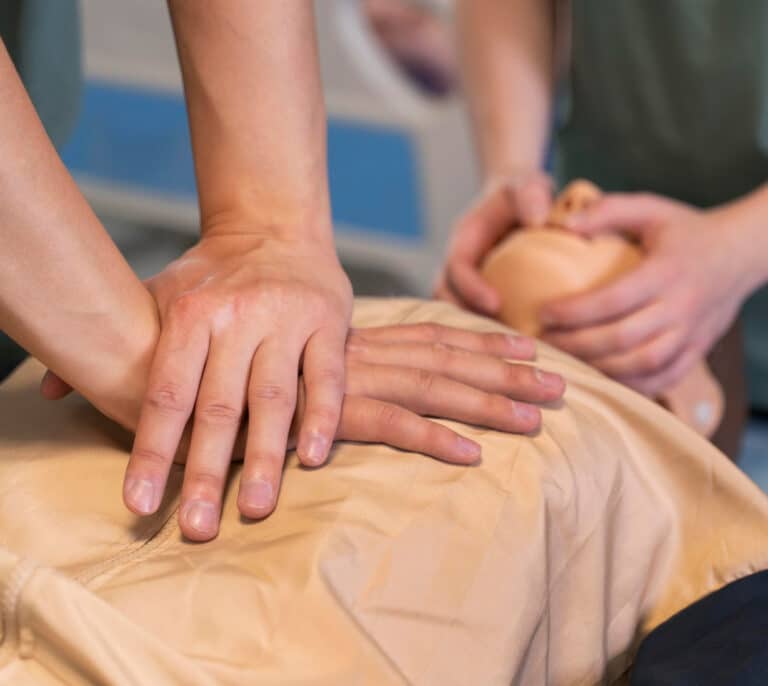 Cómo hacer paso a paso una reanimación cardiopulmonar, los primeros auxilios que salvan vidas