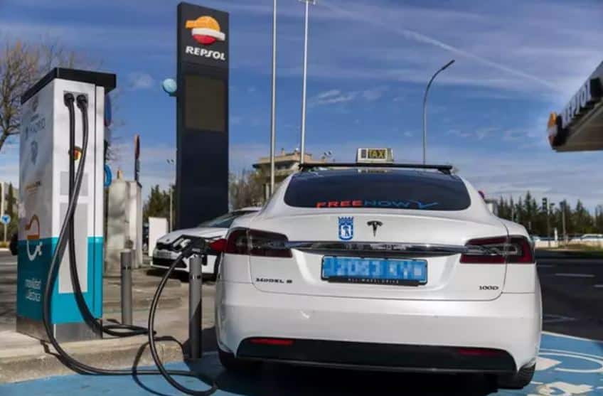 Un taxi eléctrico en un punto de recarga de Repsol