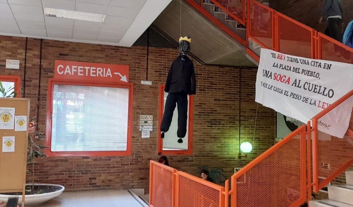 Un muñeco del rey ahorcado aparece en la Facultad de Ciencias Políticas de la Complutense