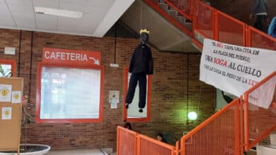 Un muñeco del rey ahorcado aparece en la Facultad de Ciencias Políticas de la Complutense