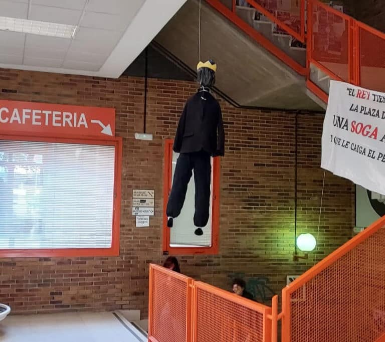 Un muñeco del rey ahorcado aparece en la Facultad de Ciencias Políticas de la Complutense
