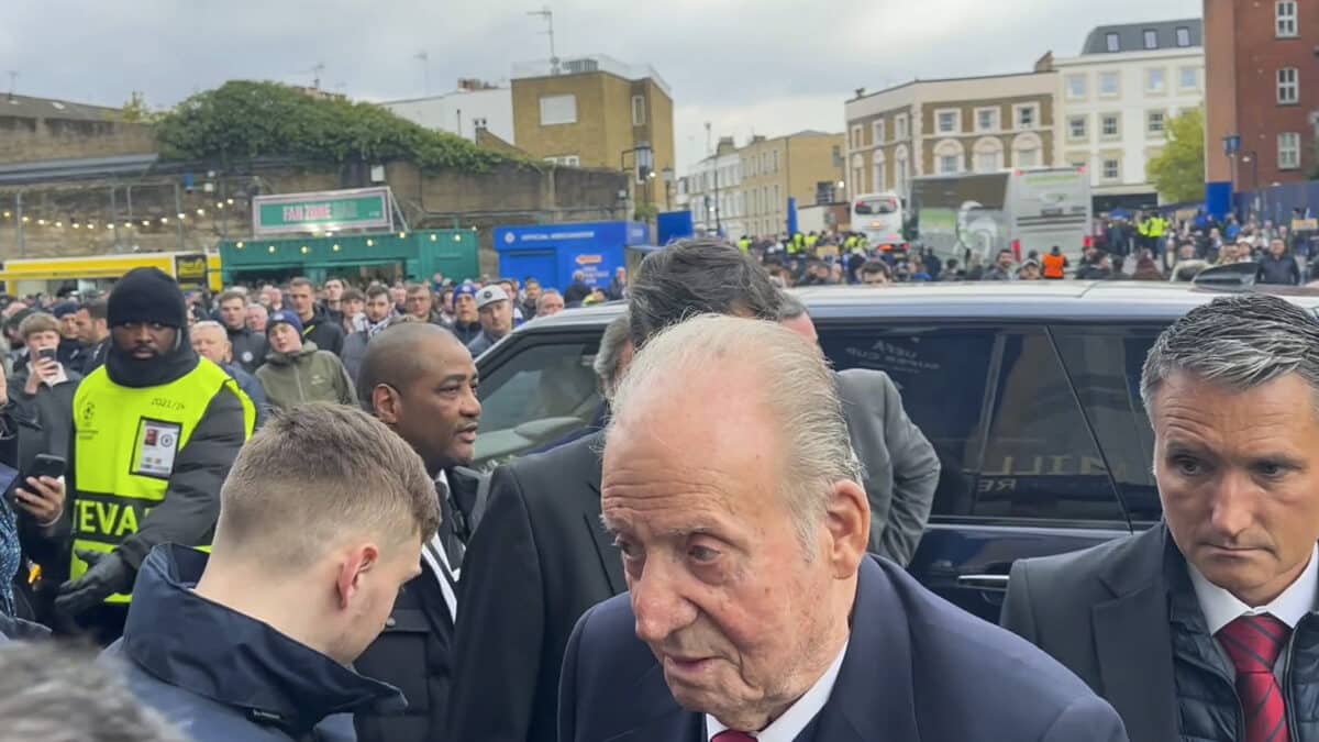 El rey emérito Juan Carlos I ha llegado este martes, poco después de las 18.30 hora local (17.30 GMT), a Stamford Bridge, el estadio del Chelsea, en el oeste de Londres