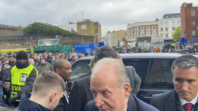 El rey Juan Carlos, en Stamford Bridge para ver el Chelsea-Real Madrid de la Champions