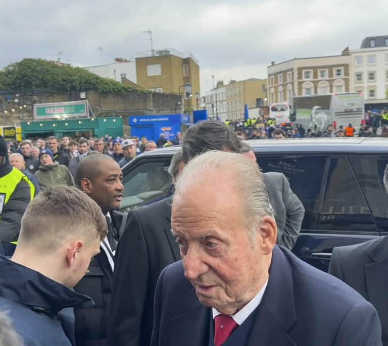 El rey Juan Carlos, en Stamford Bridge para ver el Chelsea-Real Madrid de la Champions