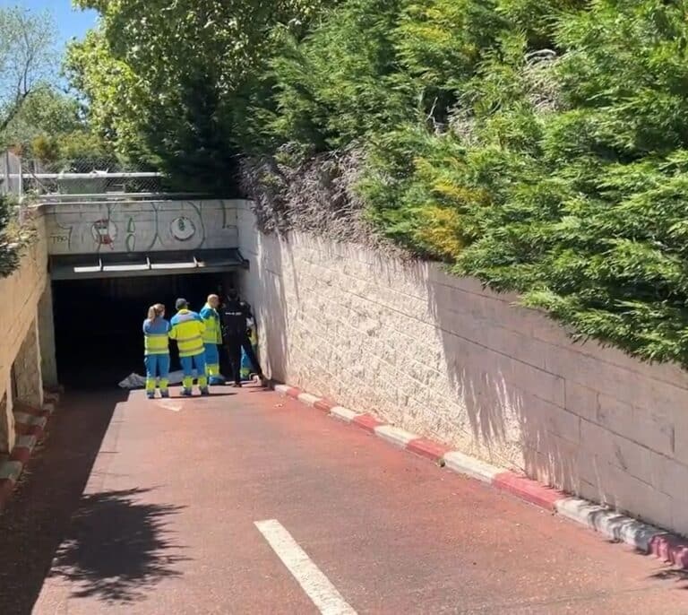 Muere un hombre aplastado por la puerta corredera de un garaje en Alcorcón