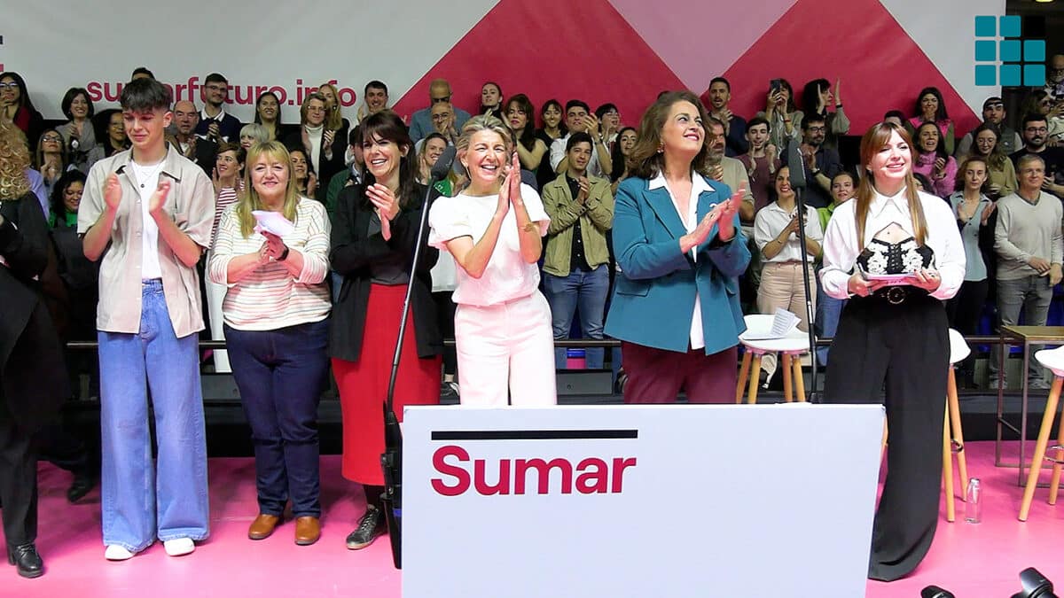 Yolanda Díaz, rodeada por su equipo, en la presentación de Sumar, en Madrid.