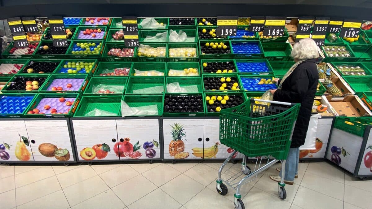 Un mujer compra fruta en un supermercado de Madrid.