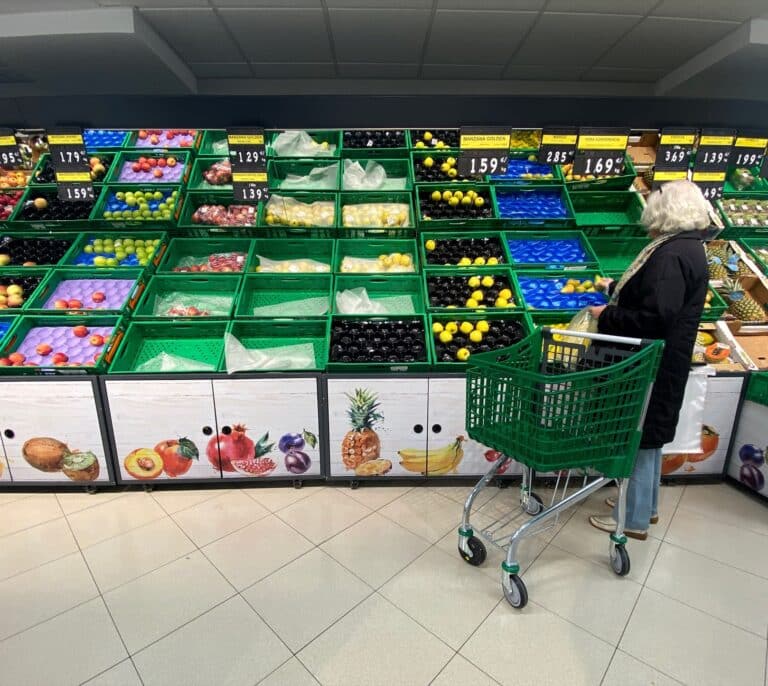 Facua detecta subidas de precios en el 48,4% de los alimentos afectados por la rebaja del IVA