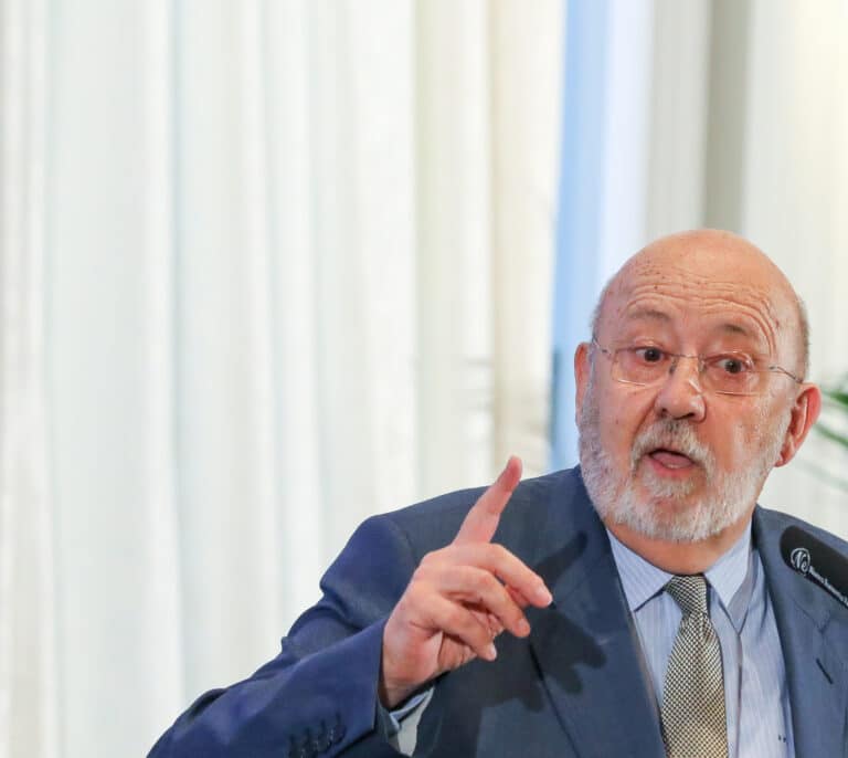 Tezanos critica las "encuestillas" de las empresas demoscópicas privadas que dan ganador a Feijóo