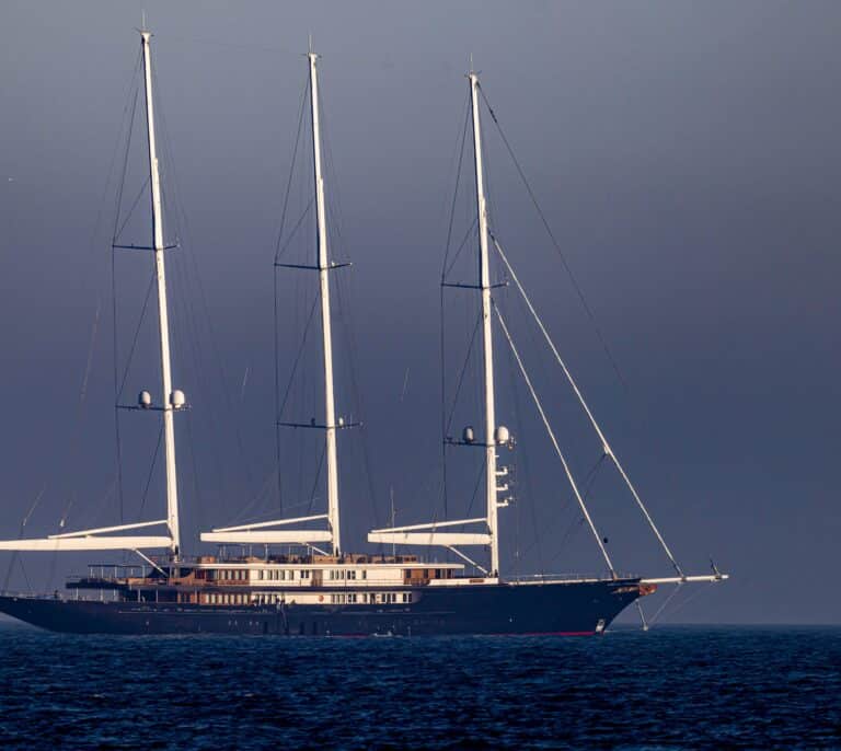 El "supervelero" de 454 millones de Jeff Bezos fondea en Palma: todos los detalles del barco