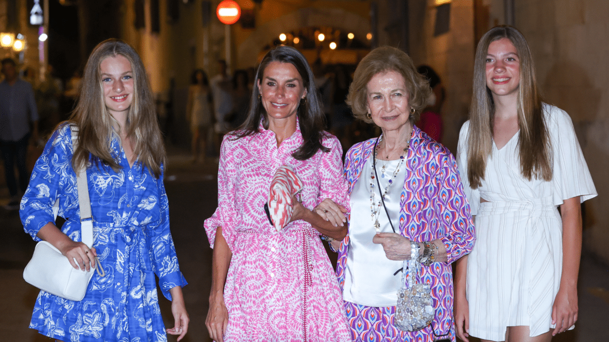 La reina Letizia con sus hijas y la reina Sofía, con un vestido de Zara rosa que ha triunfado
