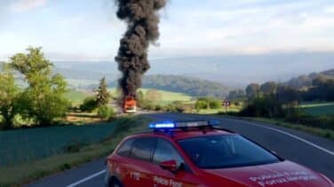 Se incendia un autobús escolar en la NA-129, en Mendaza (Navarra)
