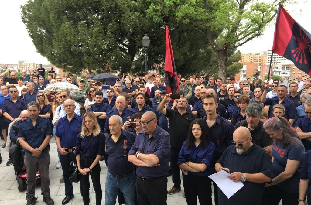 Manifestantes falangistas homenajean en el cementerio de San Isidro a Primo de Rivera