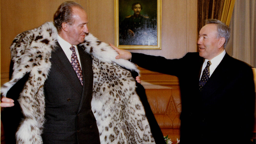 Una imagen del rey Juan Carlos recibiendo un regalo de Nazarbayev, expresidente de Kazajistán