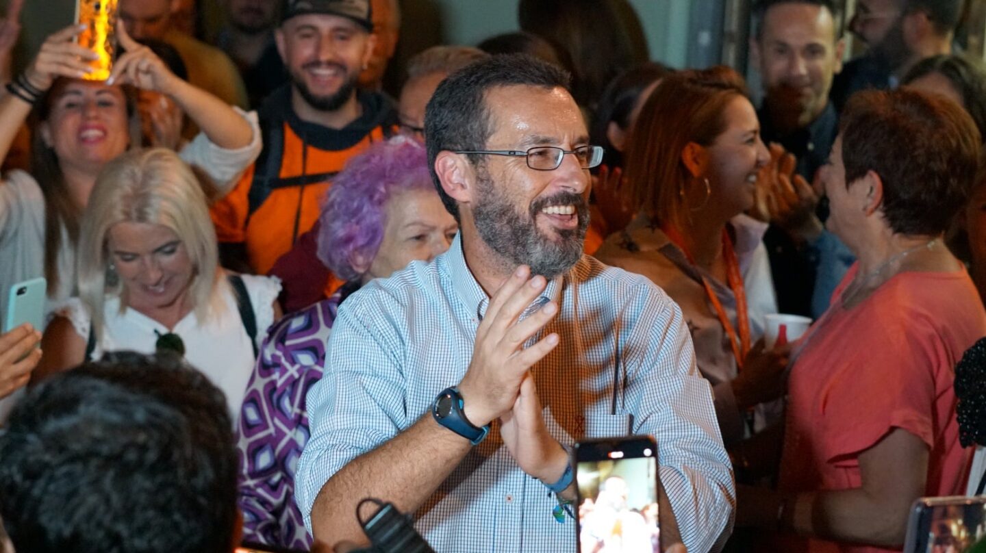 El alcalde de La Línea de la Concepción, Juan Franco, en la noche electoral del 28M.