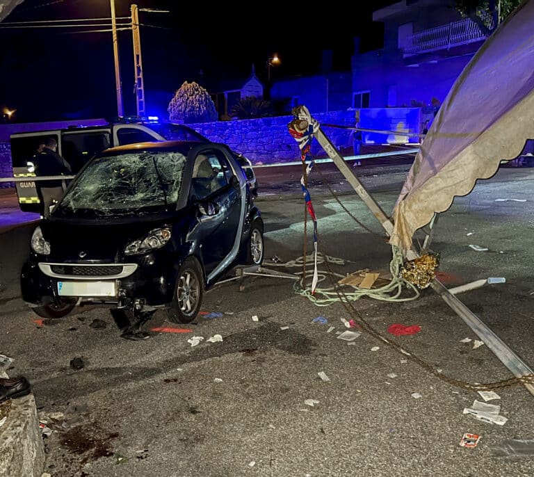 El coche del capo Falconetti, conducido por su mujer, deja 18 heridos tras irrumpir en un concierto