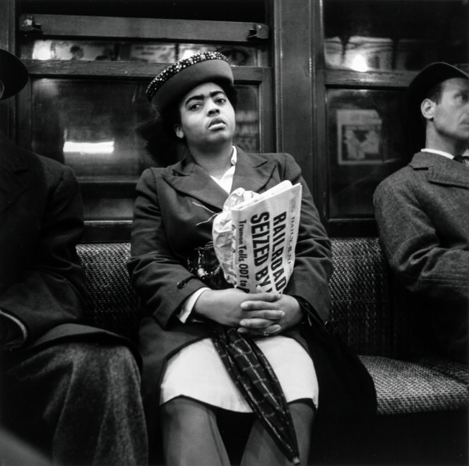 Mujer sujetando un periódico, Nueva York, 1946.