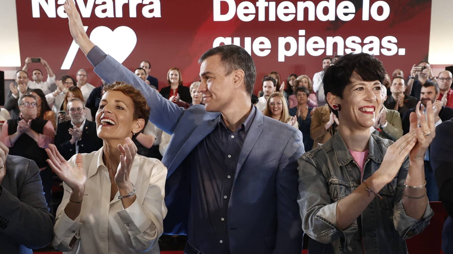 PAMPLONA, 29/04/2023.- El secretario general del PSOE y presidente del Gobierno, Pedro Sánchez (c), participa junto con la secretaria general del PSN-PSOE y candidata a la reelección de Navarra, María Chivite (i) en el acto de presentación de la candidata a la alcaldía de Pamplona, Elma Saiz (d). EFE/ Jesús Diges