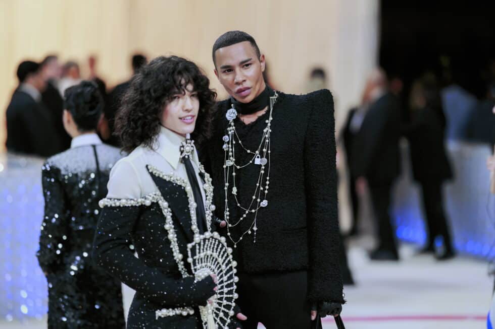 Conan Gray (L) y Olivier Rousteing llegan a la alfombra de la Met Gala 2023