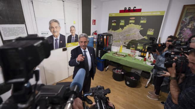0a1fc29c9a32ab9044d23f46a3767c4ad4487db9 El presidente de Cantabria y candidato del PRC a la reelección, Miguel Ángel Revilla, a su llegada a la sede del partido esta noche en Santander.