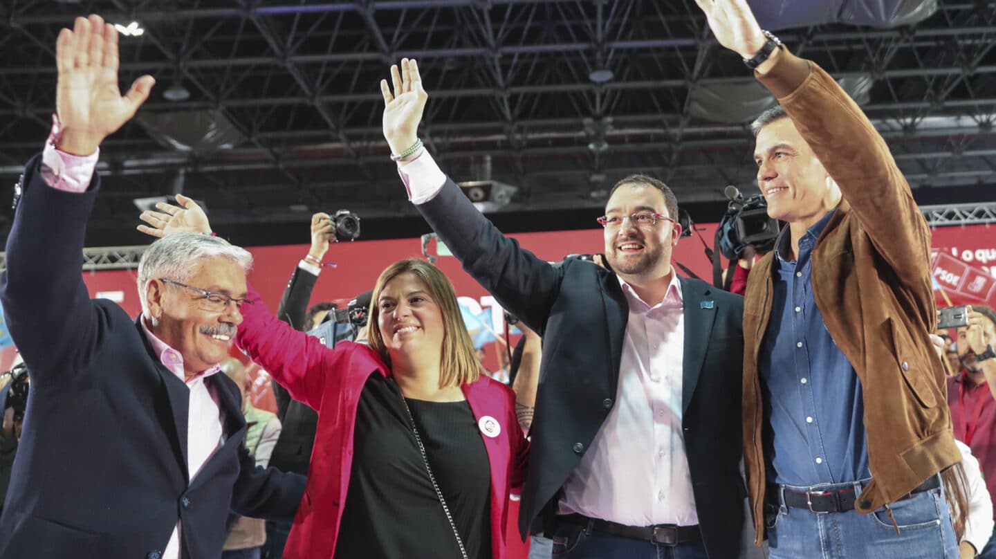 GIJÓN, 24/05/2023.- (i-d) El candidato a la alcaldía de Gijón, Luis Manuel Flórez, la diputada Gimena Llamedo, el presidente del Principado, Adrián Bargón y el presidente del Gobierno, Pedro Sánchez, durante el acto electoral que lo socialistas han celebrado hoy miércoles en Gijón. EFE / J.L.Cereijido.