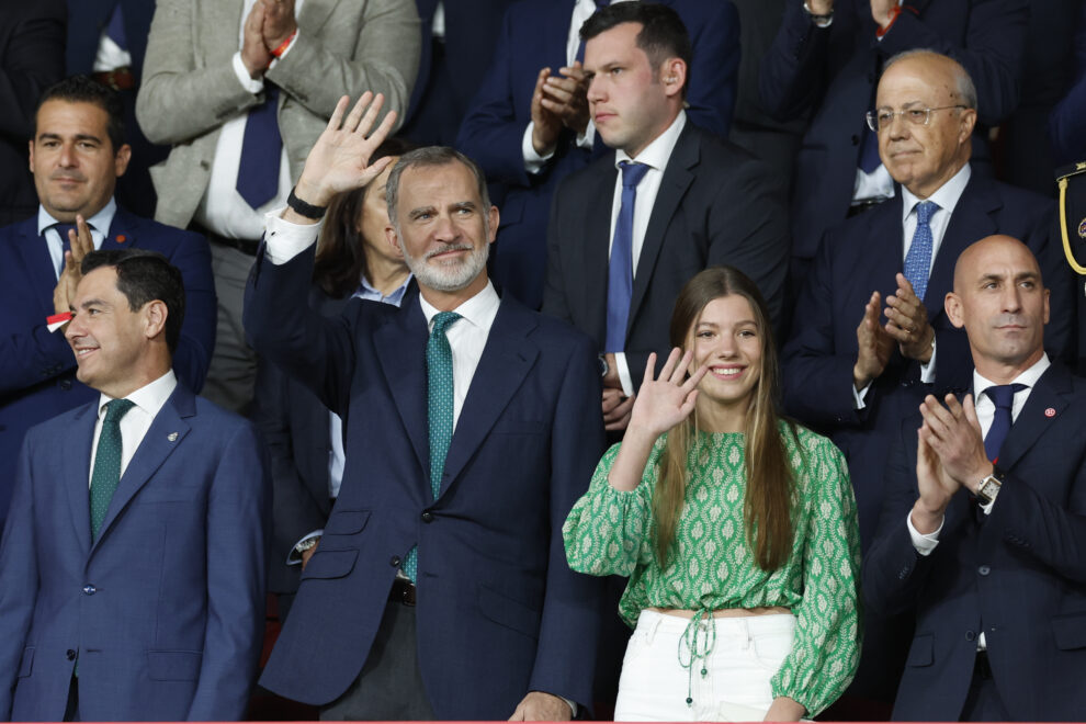 El rey Felipe y la infanta Sofía, en el paco durante la final de la Copa del Rey en Sevilla.