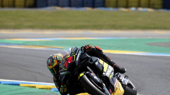 Empujones en MotoGP: Viñales y Bagnaia se encaran tras caer en Le Mans