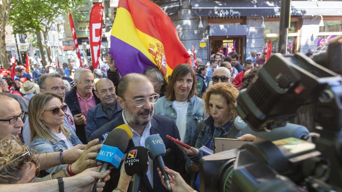 El presidente de Aragón, Javier Lambán, atiende a los medios durante su asistencia a la manifestación por el Primero de Mayo celebrada este lunes en Zaragoza.
