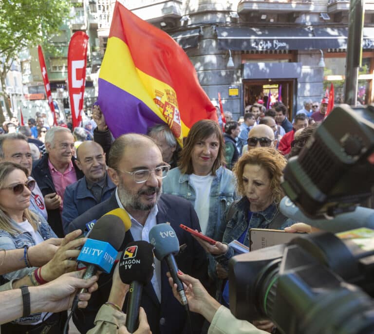Lambán apoya a Ayuso en la polémica de Bolaños: "Un ministro no es fundamental en un acto autonómico"