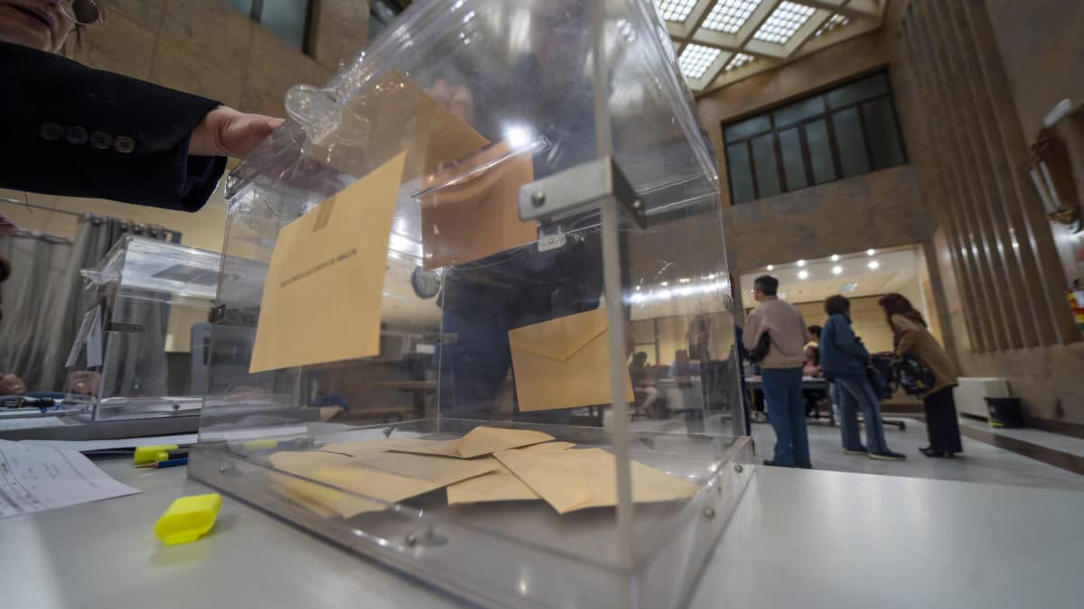 Un hombre ejerce su derecho al voto en un colegio electoral