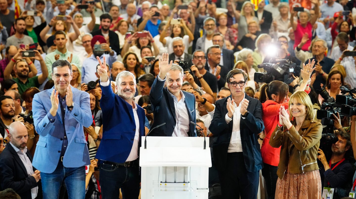 El presidente del Gobierno, Pedro Sánchez (i); el expresidente José Luis Rodríguez Zapatero (c), el líder del PSC, Salvador Illa (2d), y los alcaldables socialistas en Barcelona, Jaume Collboni (2i), y Sant Boi de Llobregat, Lluïsa Moret (d), durante el acto de cierre de campaña de las elecciones del 28-M, este 26 de mayo de 2023 en el Pavelló de la Vall d'Hebron.