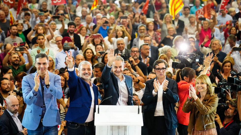 El presidente del Gobierno, Pedro Sánchez (i); el expresidente José Luis Rodríguez Zapatero (c), el líder del PSC, Salvador Illa (2d), y los alcaldables socialistas en Barcelona, Jaume Collboni (2i), y Sant Boi de Llobregat, Lluïsa Moret (d), durante el acto de cierre de campaña de las elecciones del 28-M, este 26 de mayo de 2023 en el Pavelló de la Vall d'Hebron.