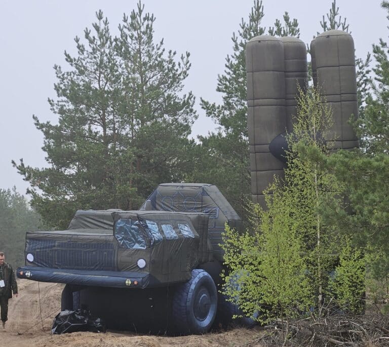 Tanques hinchables para engañar a los misiles de Putin