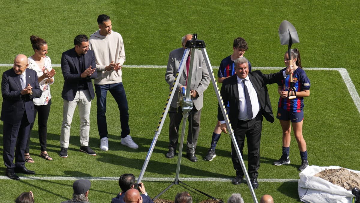 Personalidades del FC Barcelona durante el acto simbólico del inicio de las obras del futuro Spotify Camp Nou con la colocación de la primera piedra.