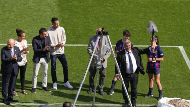 Personalidades del FC Barcelona durante el acto simbólico del inicio de las obras del futuro Spotify Camp Nou con la colocación de la primera piedra. Personalidades del FC Barcelona durante el acto simbólico del inicio de las obras del futuro Spotify Camp Nou con la colocación de la primera piedra.