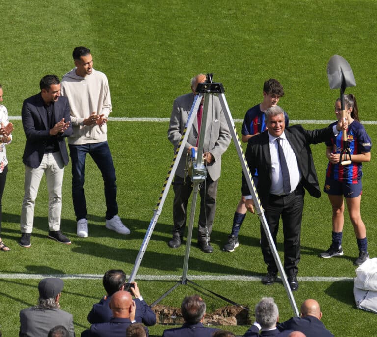 Laporta, pala en mano, coloca la primera piedra del nuevo Camp Nou