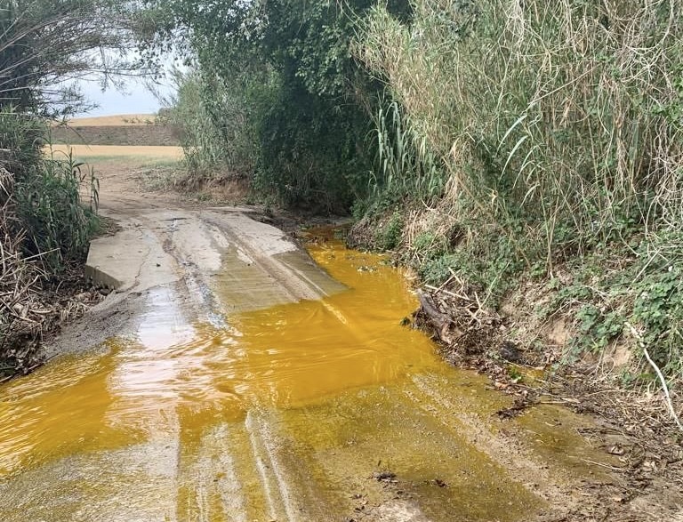 Una fuga de aceite de palma de la riera Seca a su paso por Santa Perpètua de la Mogoda