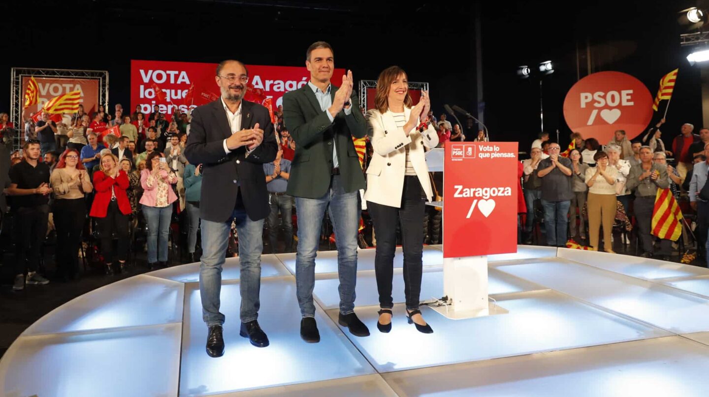 ZARAGOZA, 18/05/2023.- El Presidente del Gobierno, Pedro Sánchez (c), junto a la candidata del PSOE para la alcaldía de Zaragoza, Lola Ranera (d), y el presidente del gobierno de Aragón, Javier Lamban (i), participa en un acto de campaña este jueves en Zaragoza. EFE/ Javier Cebollada