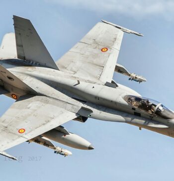 El incombustible caza F-18 que extenderá su jubilación hasta los 55 años: [...]