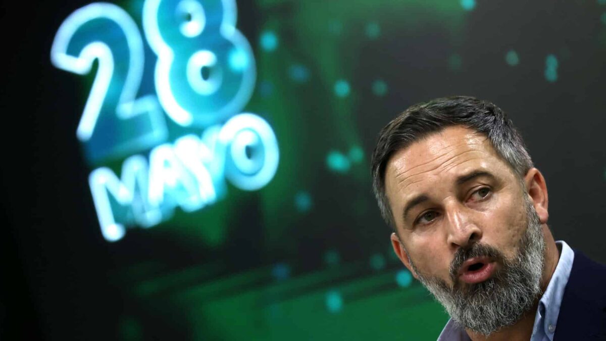 El líder de VOX Santiago Abascal comparece ante la prensa para comentar los resultados electorales, hoy domingo en Madrid.