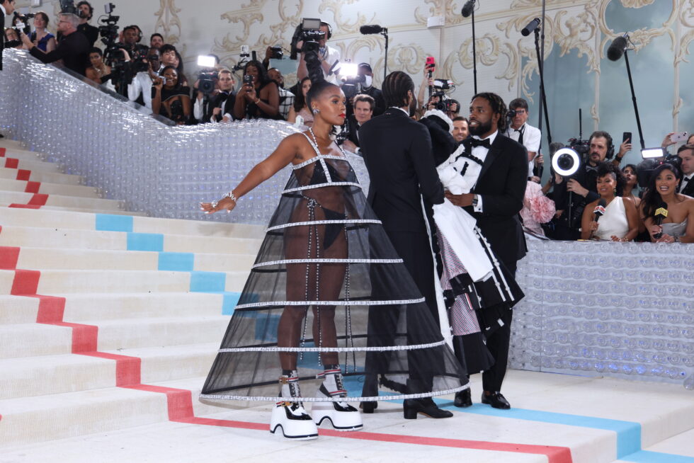 La cantante estadounidense Janelle Monae llega a la alfombra roja de la Met Gala 2023