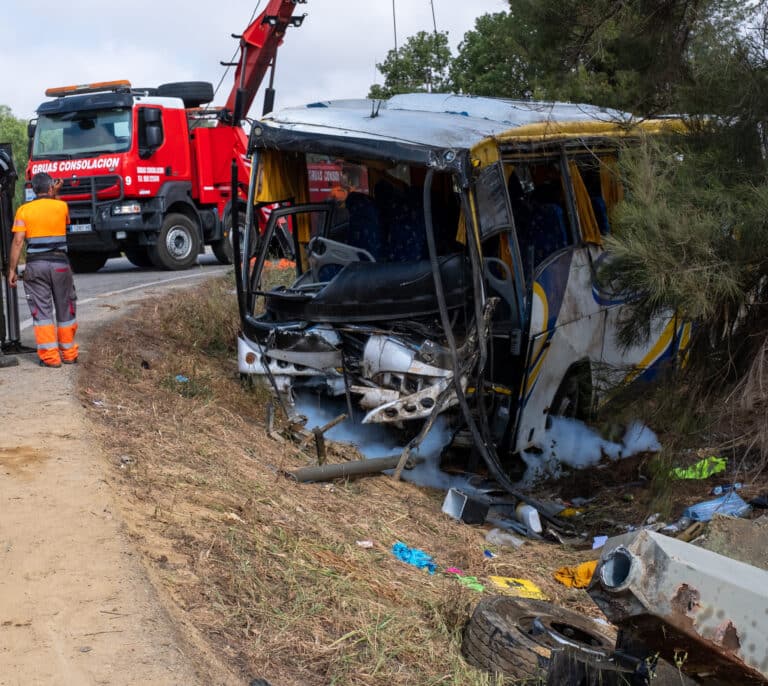 Fallece una mujer y 40 resultan heridas al volcar un autobús con temporeras marroquíes