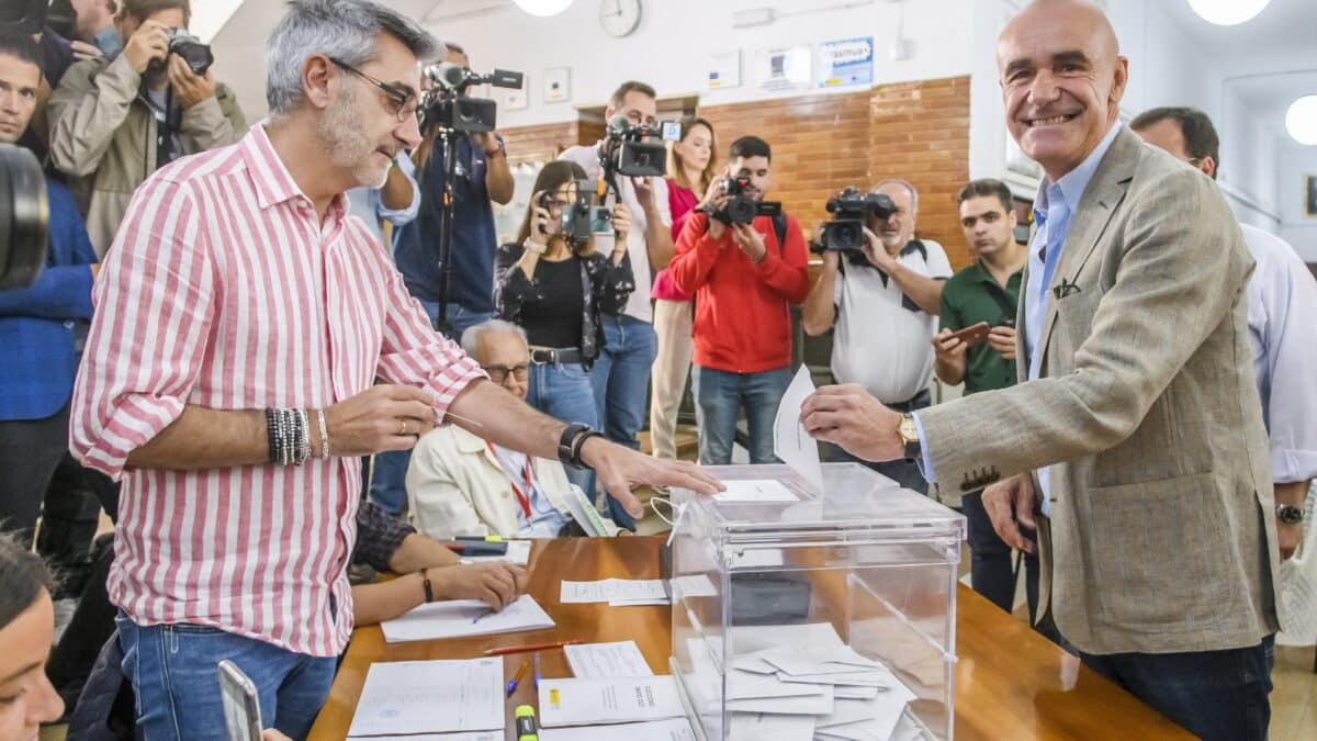 Antonio Muñoz (PSOE) vota en Sevilla.
