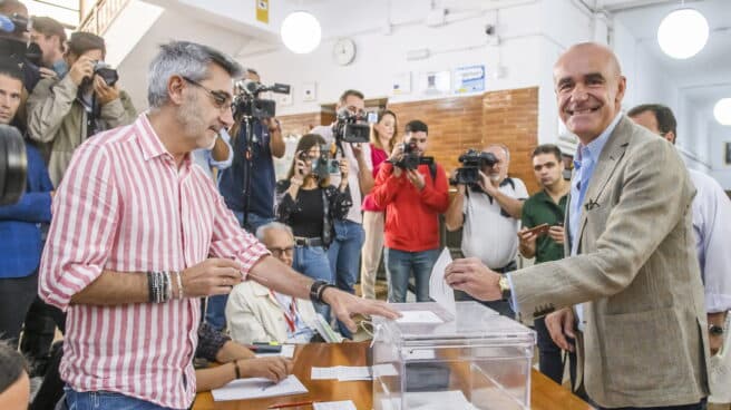 Antonio Muñoz (PSOE) vota en Sevilla. Antonio Muñoz (PSOE) vota en Sevilla.