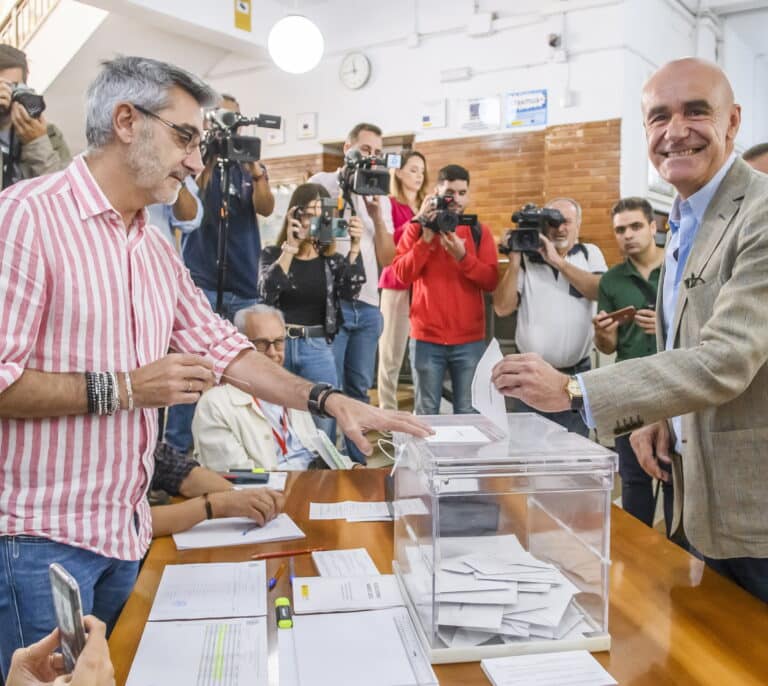 El PP desbanca al PSOE en las alcaldías de Sevilla y Valencia