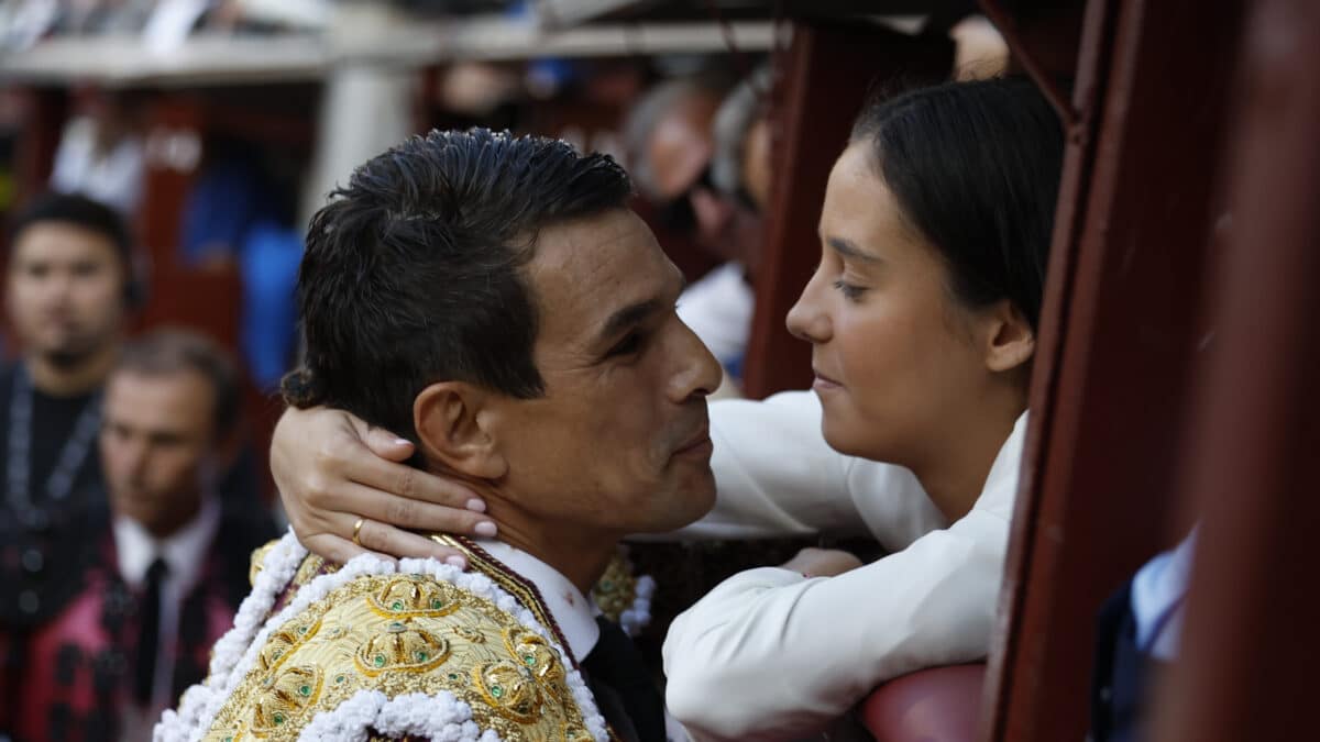 Manzanares saluda a Victoria Federica en el callejón de Las Ventas.