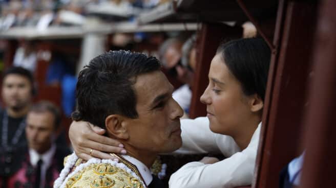 Manzanares saluda a Victoria Federica en el callejón de Las Ventas. Manzanares saluda a Victoria Federica en el callejón de Las Ventas.