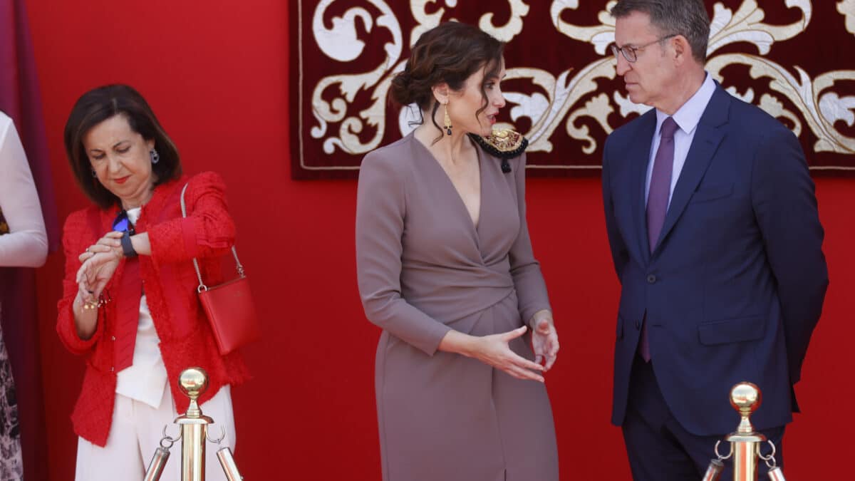 MADRID, 02/05/2023.- La presidenta de la Comunidad de Madrid, Isabel Díaz Ayuso, conversa con el presidente nacional del PP, Alberto Núñez Feijóo, en presencia de la ministra de Defensa, Margarita Robles, a su llegada al acto cívico militar por el Dos de Mayo, Día de la Comunidad de Madrid, celebrado este martes en la Puerta del Sol. EFE/ Juan Carlos Hidalgo