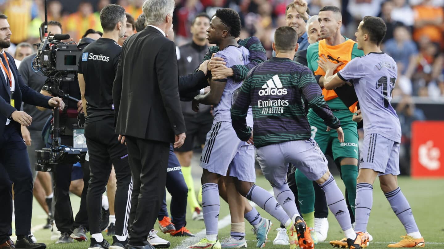 VALENCIA 21/05/2023.- El delantero brasileño del Real Madrid Vinícius Júnior (c) es expulsado durante el partido correspondiente a la jornada 35 de LaLiga Santander que disputan Valencia CF y Real Madrid este domingo en Mestalla (Valencia). EFE/ Kai Forsterling