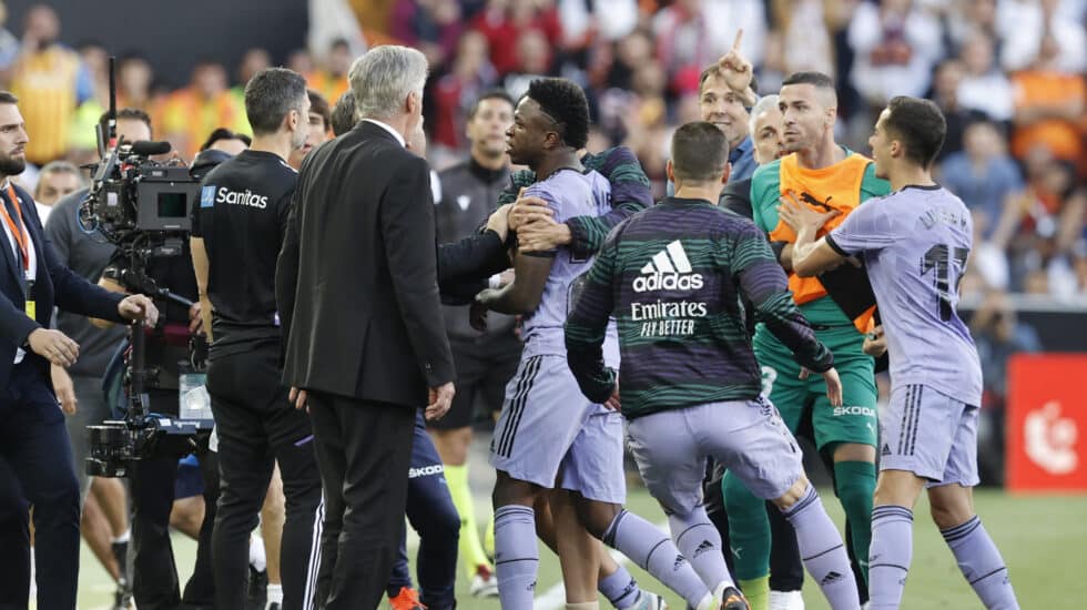 VALENCIA 21/05/2023.- El delantero brasileño del Real Madrid Vinícius Júnior (c) es expulsado durante el partido correspondiente a la jornada 35 de LaLiga Santander que disputan Valencia CF y Real Madrid este domingo en Mestalla (Valencia). EFE/ Kai Forsterling